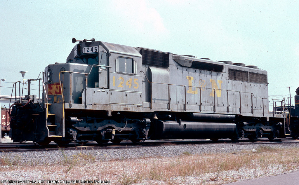 Louisville & Nashville SD40 #1245, in the Boyles Yard engine terminal, 